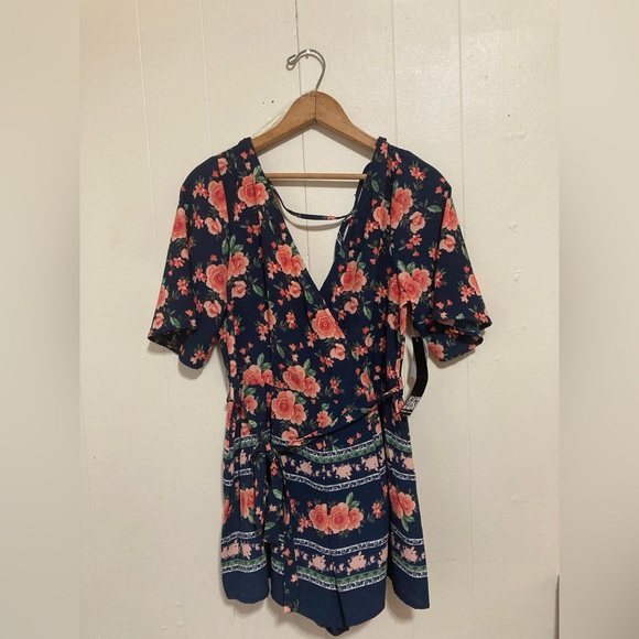Francesca’s Trixxi Coral & Navy Blue Rose Floral Romper Size Medium - Picture 5 of 16
